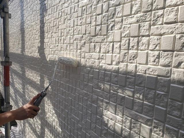 菊池郡大津町アイボリーサイディング外壁中塗り中の様子