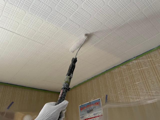 熊本市東区天井ローラーで中塗り