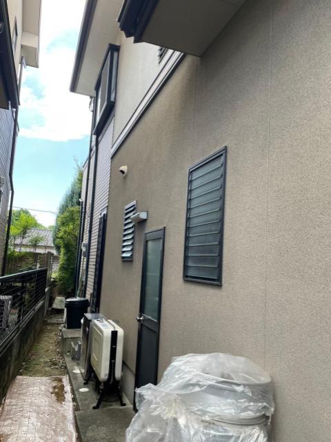 熊本市西区無料点検・調査モルタル外壁裏口上部汚れが特に溜まっている
