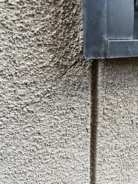 熊本市西区無料点検・調査モルタル外壁別の窓周りもひび割れ