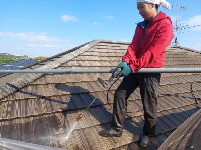 熊本市西区にて行った屋根高圧洗浄でコケや汚れを落としている