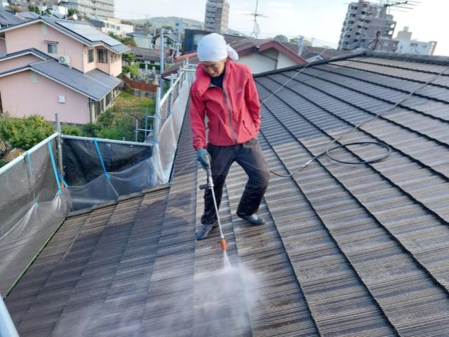 熊本市西区にて行った屋根高圧洗浄。メッシュシートのおかげで飛散防止
