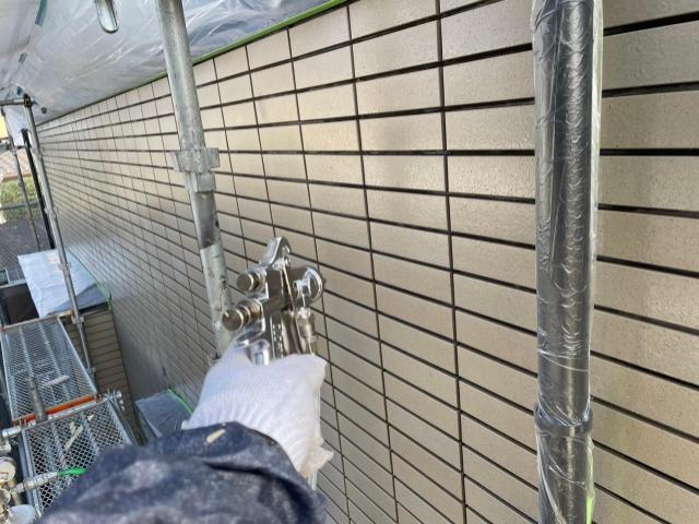 熊本市西区タイル外壁吹き付け塗装中