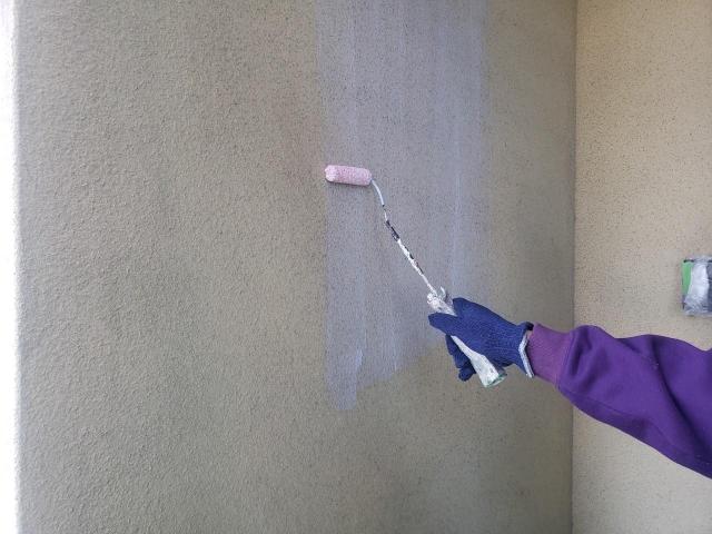 熊本市南区にて傷んでいて吸い込みが激しかったモルタル外壁の下塗り。シーラーとサーフによるW塗装！