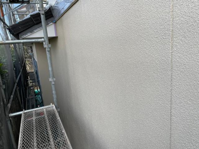 モルタル外壁中塗り後塗料乾燥中