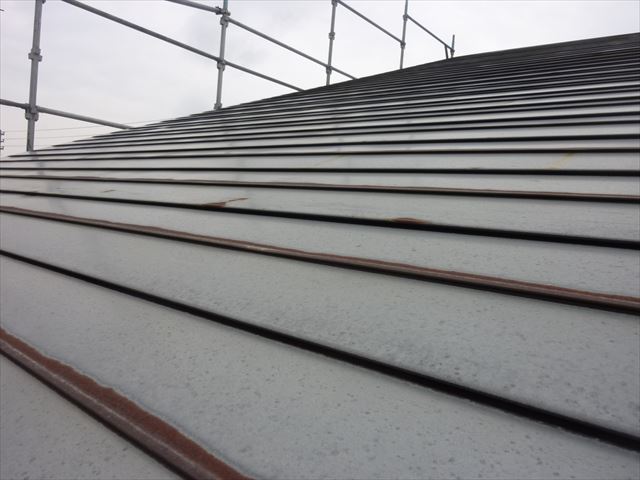 上越市板倉区の自然落雪屋根の錆び止め塗装から中塗り塗装！