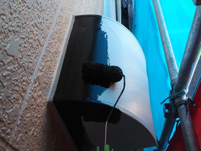 江戸川区西瑞江のお宅でファインパーフェクトトップ23-255を使用して金属製の雨戸を塗装