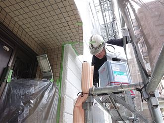 江戸川区東小岩で超高耐久塗料スーパーセランフレックスで外壁塗装、下塗りを実施