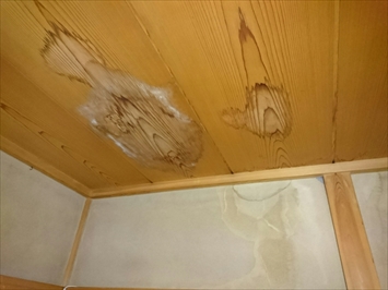 多摩市聖ヶ丘で雨漏りの原因になっているバルコニーの排水口を防水工事で直します