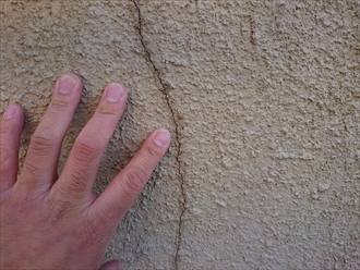 立川市幸町でヒビ割れが入った外壁とコケが付着した屋根の塗装工事をおこないます