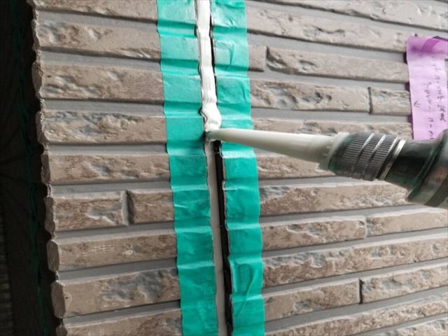 北区東十条にてオートンイクシードで窯業系サイディングの目地のシーリングを打ち替え