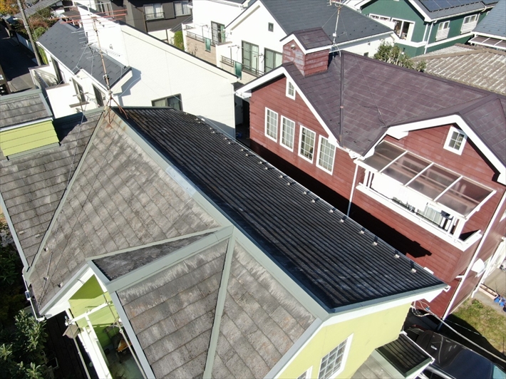 調布市深大寺北町で塗装工事を検討中の建物は梯子が架からない為ドローンを飛ばして調査します