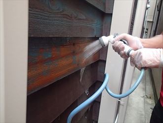 江東区の木製サイディング染色、変色への対応は一度脱色して再塗装をテスト中です