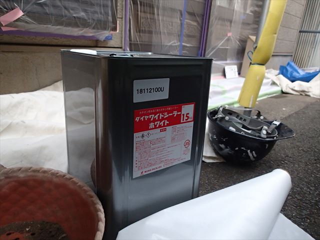 江戸川区西瑞江にてダイヤワイドシーラーホワイトを使用した外壁下塗り