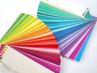 外壁の色を決める際に使う色見本帳と決める際のポイントをご紹介