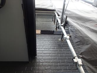 江戸川区上篠崎でグレー系にまとめた屋根外壁の塗り替え工事を実施中