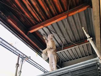 足立区千住東の住宅密集地で鉄部塗装、強力下塗りでケレンは最小限に抑えます