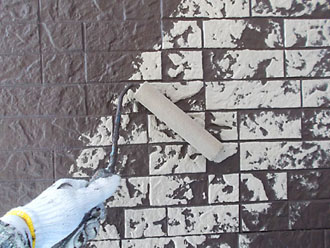 東京都北区浮間で外壁をお洒落にしたいお客様に2色の重ね塗りをお薦めしました