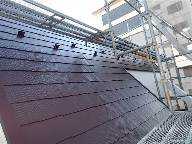 葛飾区亀有の現場にて先日防水塗装を施したモルタル屋上と付随する屋根塗装工事