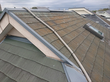 西東京市中町でコケが付着したスレート屋根に初めての屋根塗装工事
