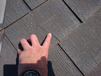 立川市幸町でヒビ割れが出ているスレート屋根を塗装工事で保護します