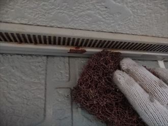 足立区中央本町で外壁塗装中、軒天換気口の錆止めにサビキラープロで対応