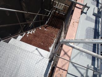 豊島区巣鴨で三階建てビルの鉄骨階段塗装、錆にはサビキラーで対応します