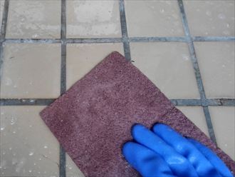 江戸川区東小岩で始まった外壁塗装工事、タイルも素材にやさしい洗浄剤で洗います