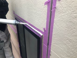 江戸川区上篠崎で外壁塗り替え工事、超長寿命のオートンイクシードで外壁目地の打ち替え作業