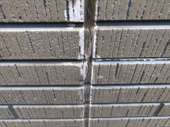 昭島市美堀町で窯業系サイディングの劣化を確認しました