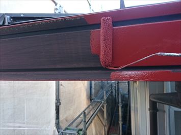 足立区入谷で屋根をグルっと囲む鉄製化粧破風板の塗装を行いました