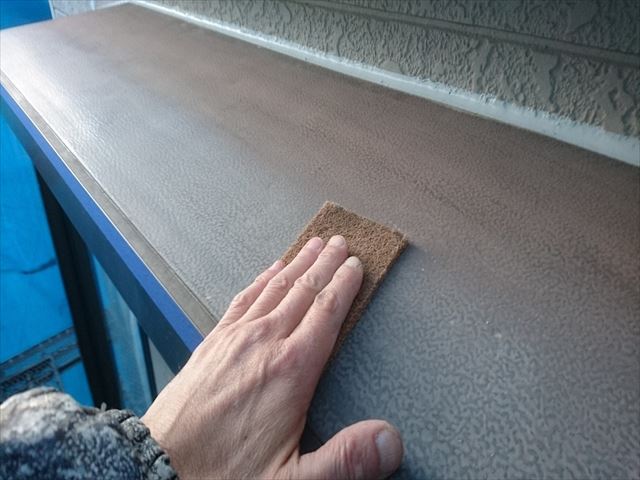 江戸川区西瑞江にてサイディング外壁塗装前の金属面ケレン作業