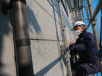 足立区中央本町でサイディング塗装前のコーキング工事、もちろんイクシードを使用します