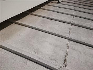 小平市栄町で塗膜が剥がれている金属屋根を塗装工事でメンテナンスします