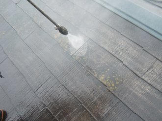 八王子市めじろ台にて化粧スレート屋根にサーモアイシーラーを使用して屋根塗装の下地処理を行いました