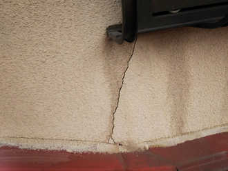 府中市新町にて外壁塗装工事前の点検、築29年になるモルタル外壁には多数のクラックが発生！エラストコートによる塗装をおすすめ