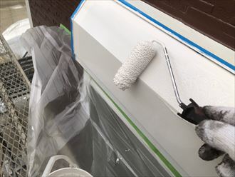 江東区大島で外壁塗装工事を施工中、庇やシャッターボックスなどの鉄部塗装を行いました