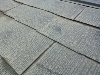 日野市豊田にて屋根塗装前点検、築２３年ですっかり塗膜が劣化したスレート屋根にはベスコロフィラーをおすすめ