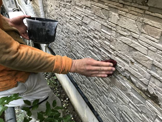 葛飾区東堀切でサイディング外壁の塗装工事、下塗り、中塗り、上塗りで3工程の仕上げになります