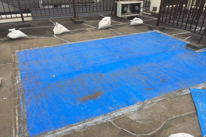 足立区足立で築30年の雨漏りに悩む陸屋根の点検調査を行いました
