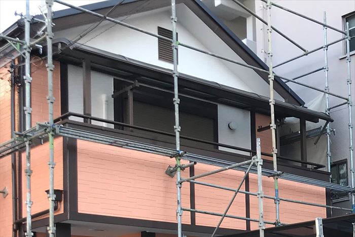 墨田区本所で外壁塗装工事、パーフェクトトップを使用し2色分けの施工です