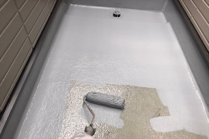 葛飾区細田で屋根外壁の塗装工事、ベランダもトップコートを塗布していきます