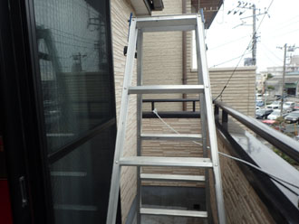 台東区浅草で塗り替え前の狭小地の住宅点検、お隣との距離が近くても外壁塗装は可能です