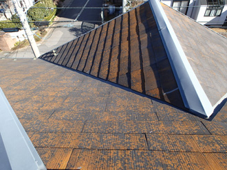 小平市花小金井にて築19年のお家を塗り替え前に点検、スレート屋根の苔の繁殖と外壁のチョーキング現象を解消します