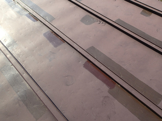 板橋区成増でタッチアップ塗装の跡がある瓦棒の金属屋根を点検