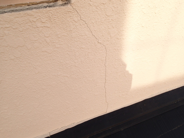 品川区荏原にてモルタル外壁調査、クラックが多数発生した外壁にはエラストコートによる塗装工事をおすすめ