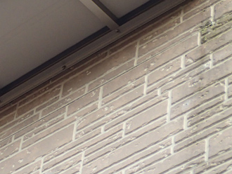 武蔵野市西久保にて屋根と外壁の塗装前点検、築18年経過して塗膜が劣化し苔が繁殖していました