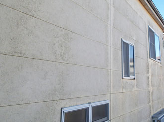 八王子市絹ケ丘にて外壁塗装の調査、塗膜劣化によりカビが発生、パーフェクトトップによる塗装工事をご提案