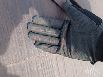 中野区新井にて屋根塗装前の調査、築17年になりチョーキング現象が出たスレートにはファインパーフェクトベストによる塗装工事をご提案