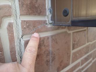 足立区西伊興にて外壁の調査を行いました、築18年経過し所々に劣化が起きていました